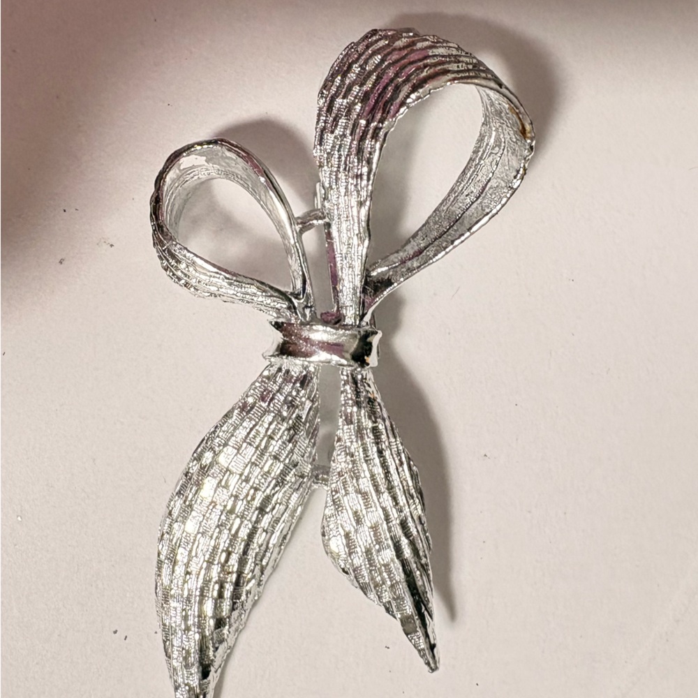 Vintage Gerry’s Silver tone Ribbon Brooch with textured pattern